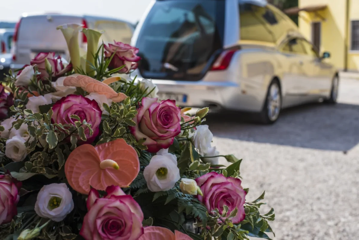 samochód i wieniec pogrzebowy